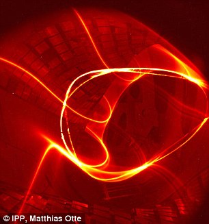 “文德爾施泰因 7-X”裝置內并聯環路的電子束,顯示出沿著磁場線的軌跡。